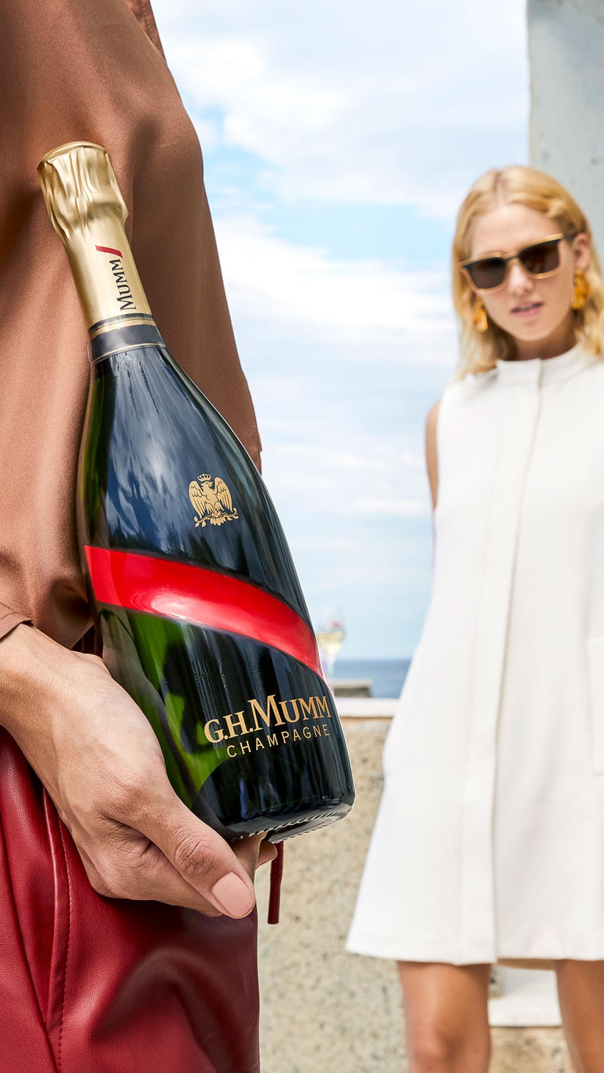 Иконичната бутилка Mumm Grand Cordon съдържа най-фин баланс от Пино ноар, Шардоне и Мьоние