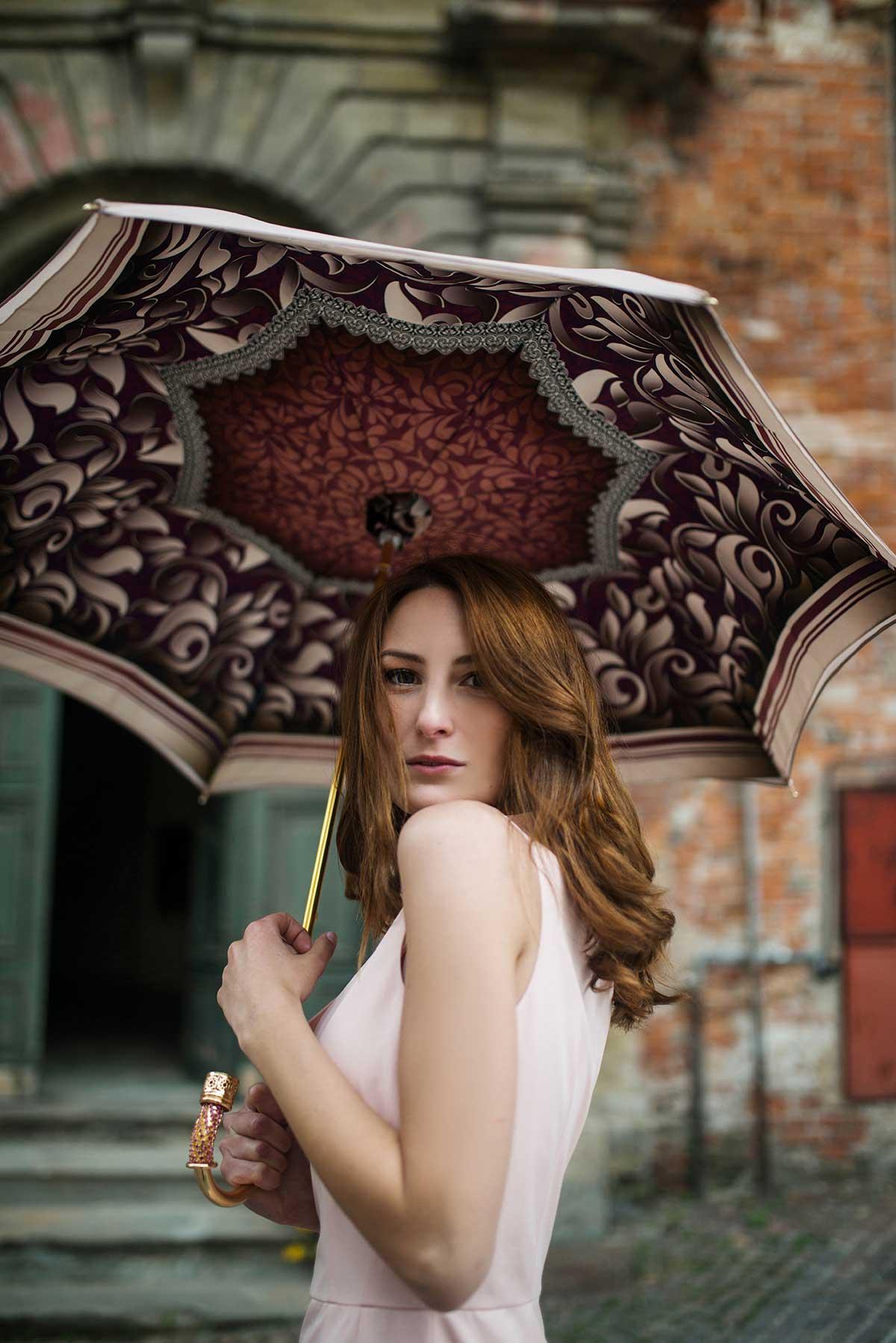 момиче с италянски чадър Il Marchesato 