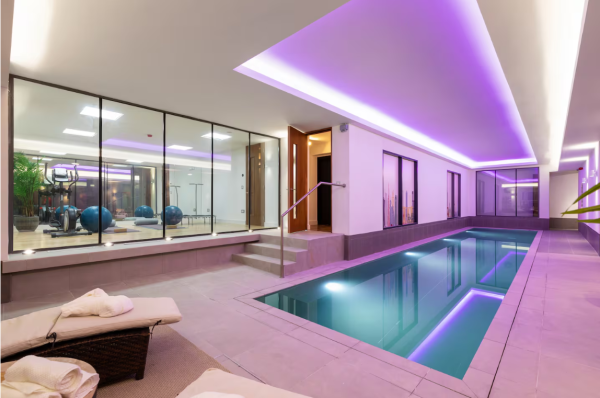 Потопете се в стил: топ 5 частни закрити басейна по света