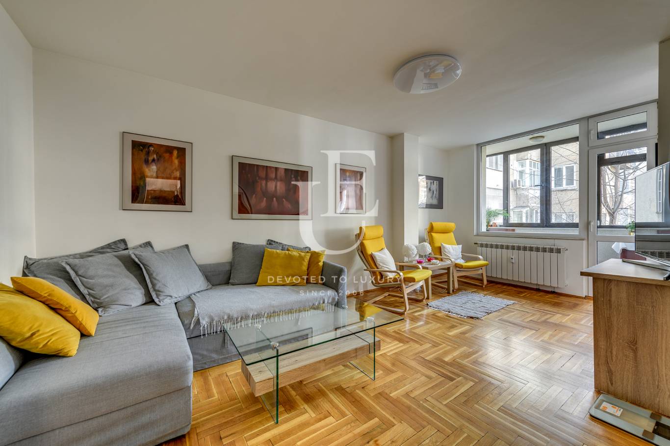 Стилен тристаен апартамент в сърцето на София