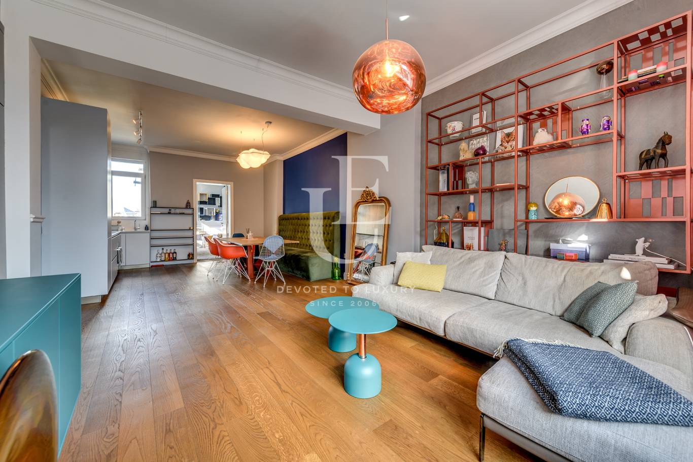 Луксозен градски апартамент с колекционерски мебели и гардеробна