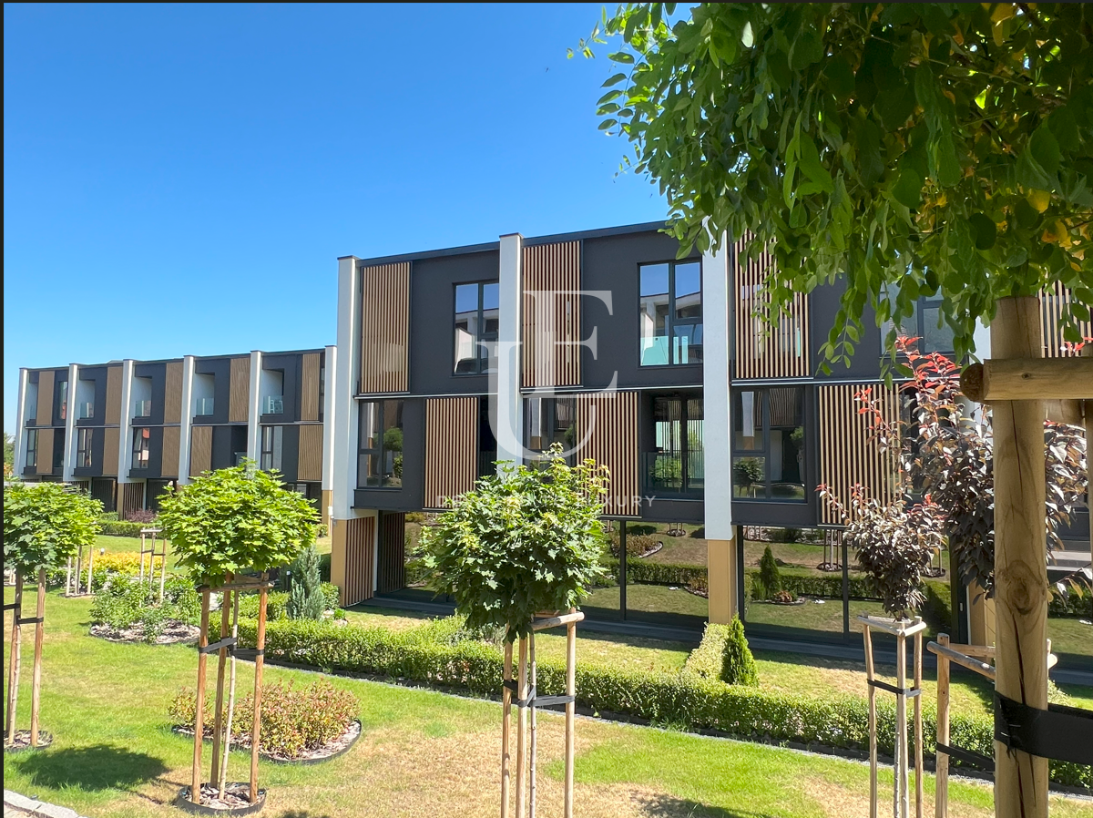 Стилна редова къща за продажба с прекрасна панорама към Витоша