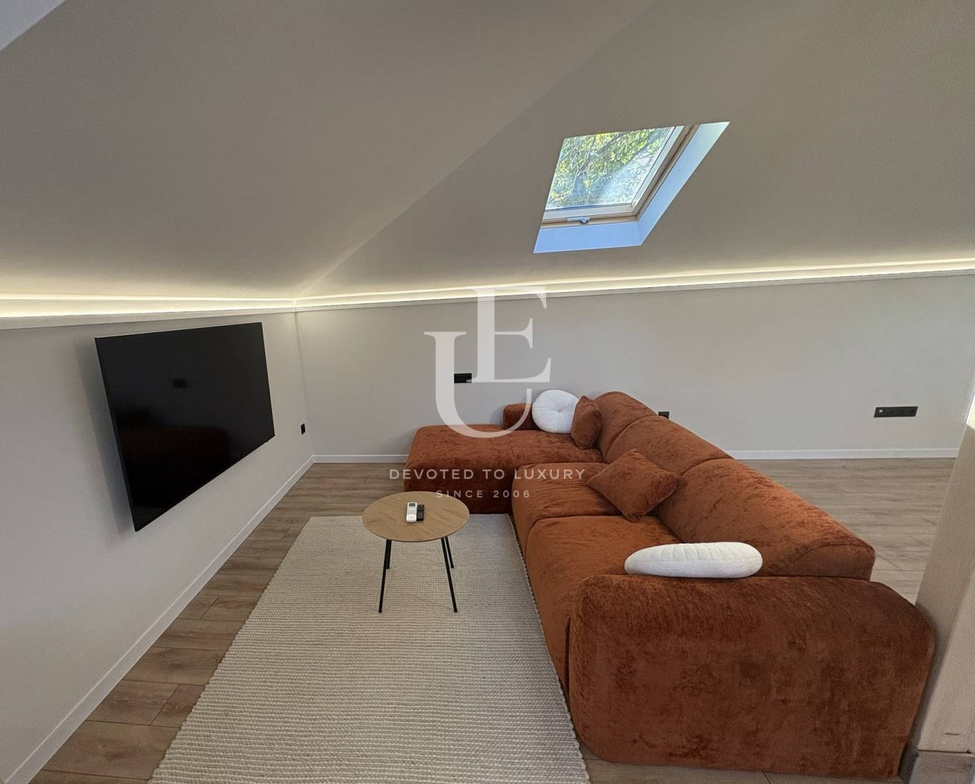 Стилен, изцяло реновиран етаж от къща с една спалня и паркомясто