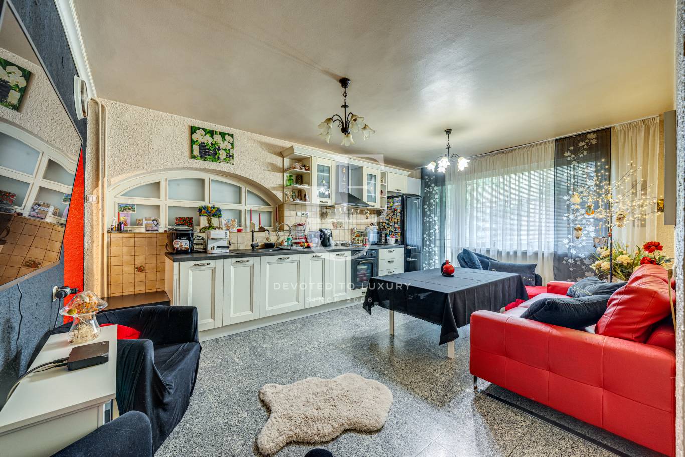 Четиристаен апартамент с усещане за къща в кв. Гео Милев