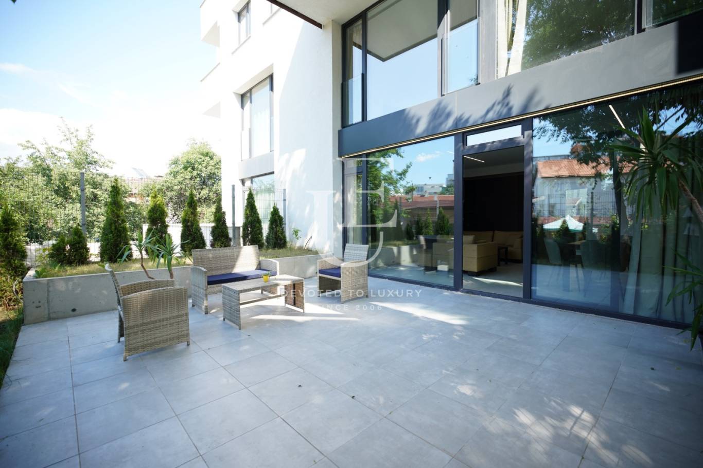 Чисто нов прекрасен мезонет с двор под наем