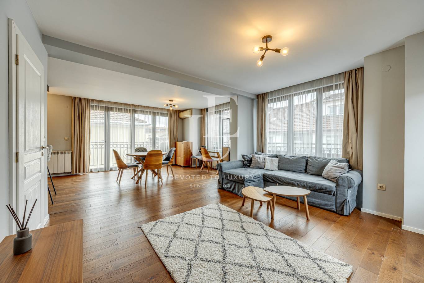 Страхотен четиристаен апартамент до Витошка