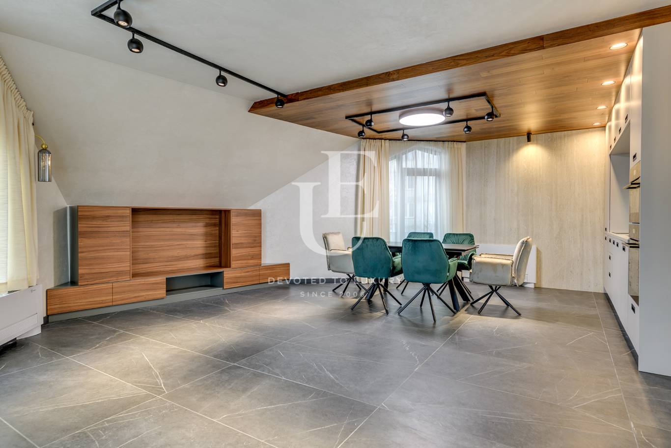 Луксозен тристаен апартамент на отлична локация