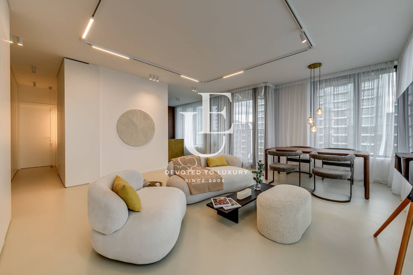 Луксозен апартамент с две спални в емблематичен комплес 