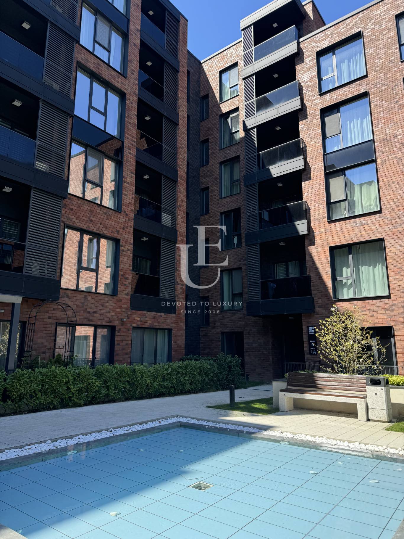 Стилен двустаен обзаведен апартамент в затворен комплекс