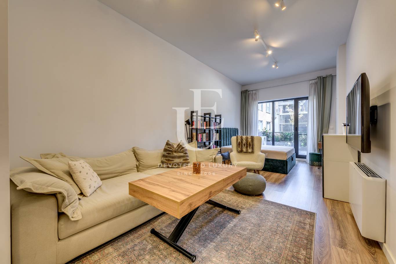 Стилен двустаен обзаведен апартамент в затворен комплекс