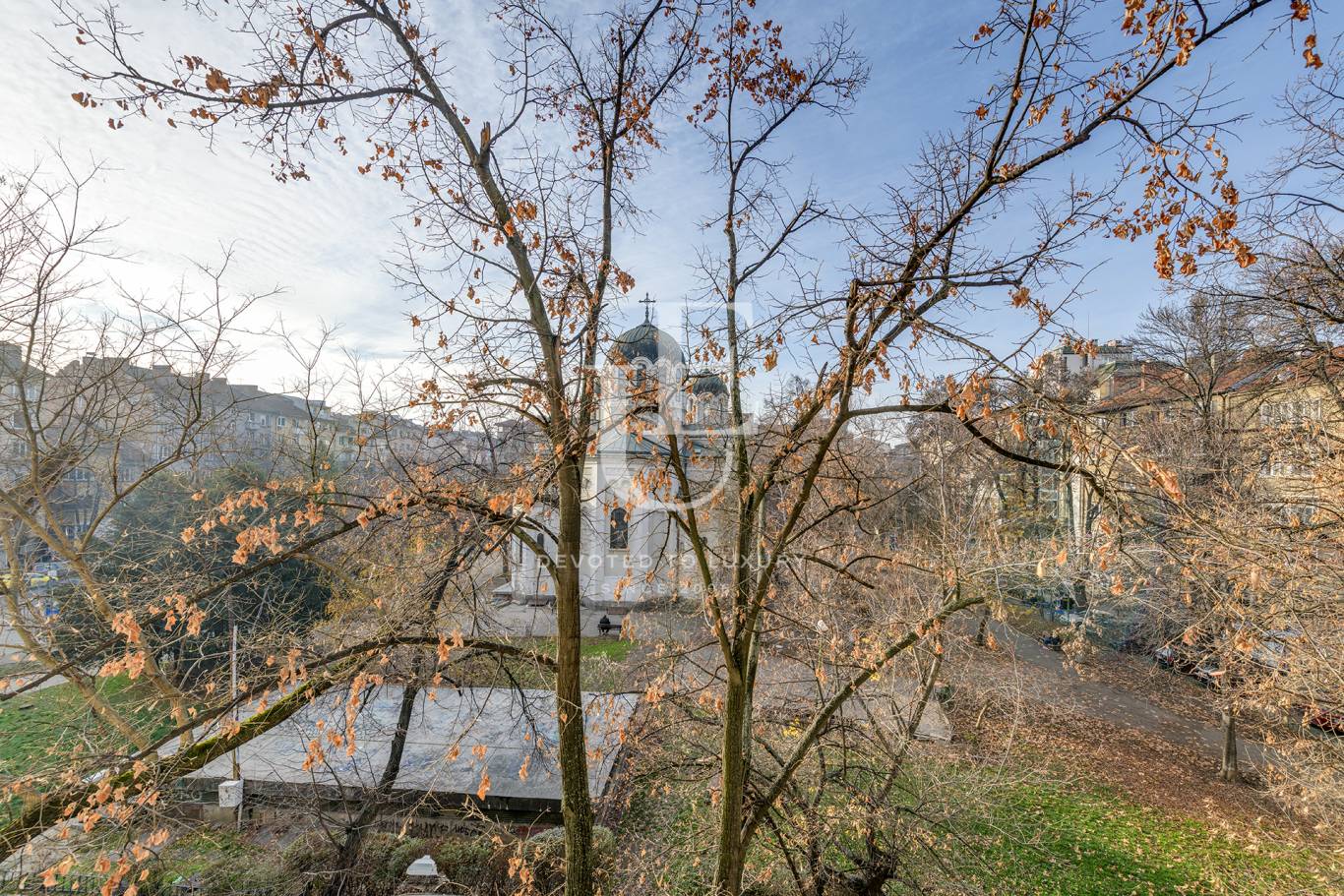 Превъзходен апартамент с две спални под наем до НДК