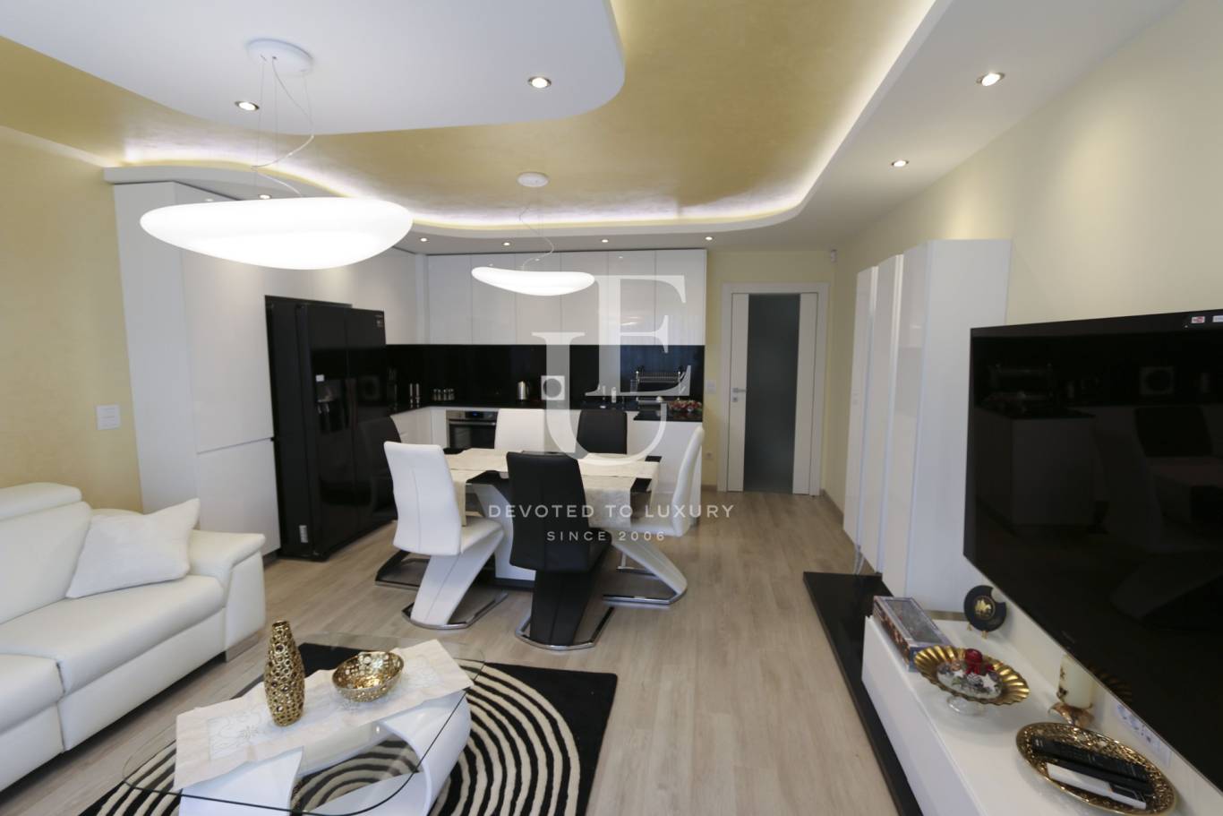 Дизайнерски тристаен апартамент в нова сграда под наем