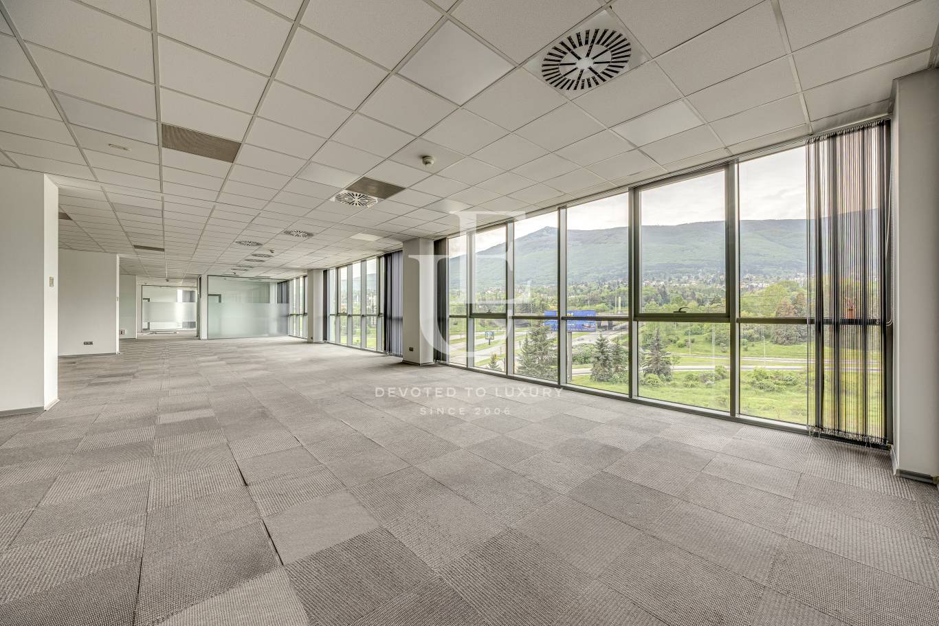 Функционален  Open Space офис в бизнес сграда на Бул. България