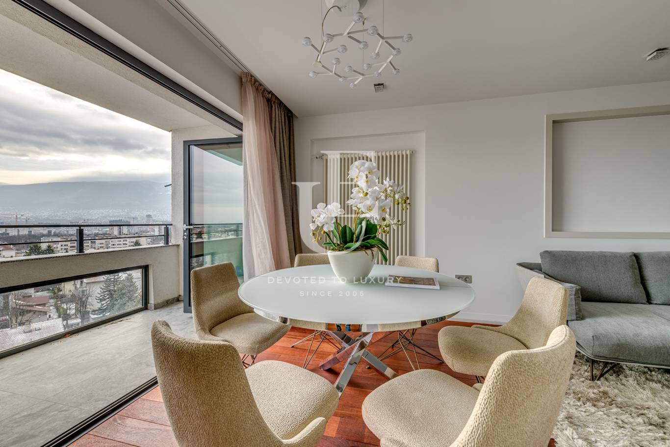 Елегантно обзаведен дом с безупречна панорамна гледка в Лозенец