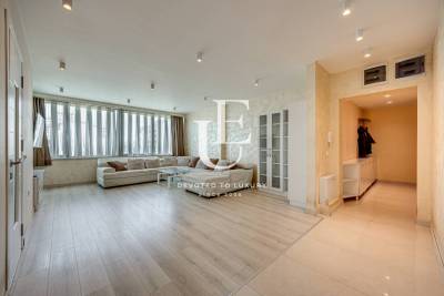 Three-bedroom furnished apartment in a wide center for sale