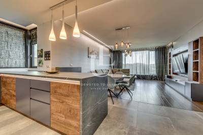 Стилен апартамент с три спални за продажба в луксозна сграда