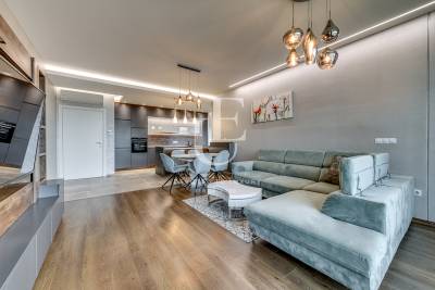 Стилен апартамент с три спални за продажба в луксозна сграда