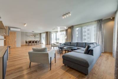 A spacious three-bedoom apartment in Izgrev district