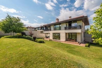 Просторна къща в затворен комплекс под наем