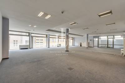 Просторен офис на метри от пешеходната част на Витошка под наем