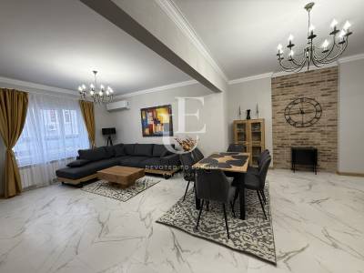 Тристаен апартамент на топ локация в идеален Център под наем