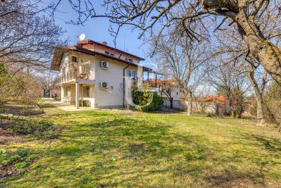 Живописна къща с прекрасен, зелен  двор в кв. Симеоново