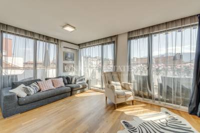 Тристаен апартамент в топ Център под наем 