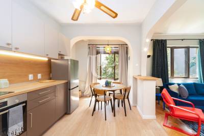 Двустаен апартамент до красива градинка в центъра на София