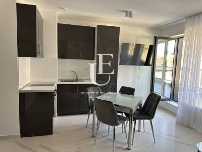 Апартамент с една спалня и приятна тераса под наем в центъра