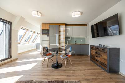 Студио в кв. Витоша с изцяло южно изложение и паркомясто