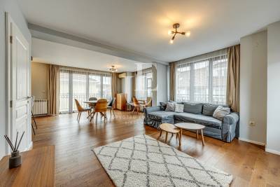 Страхотен четиристаен апартамент до Витошка