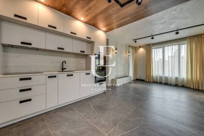 Луксозен тристаен апартамент на отлична локация