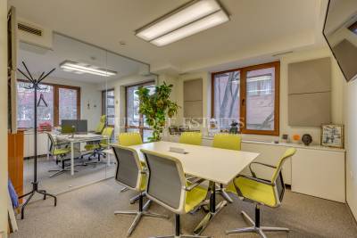 Самостоятелна офис сграда за продажба в близост до центъра