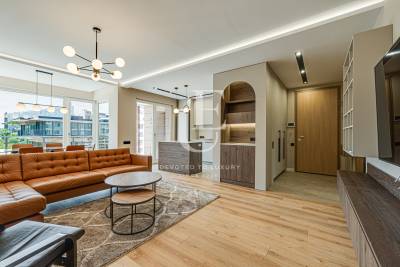 Прекрасен апартамент с две спални в комплекс Флора гардън