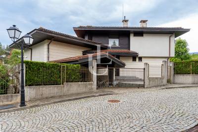 Къща за продажба в престижен комплекс до парк Камбаните