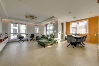 Отличен апартамент с 4 спални в предпочитан затворен комплекс