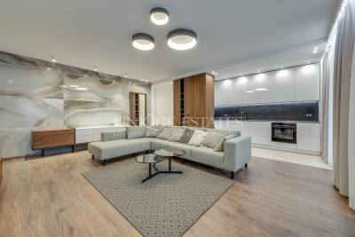 Луксозен апартамент в затворен комплекс