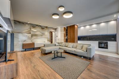 Просторен апартамент за продажба в затворен комплекс