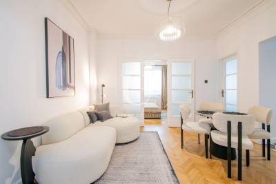 Ексклузивен тристаен апартамент за продажба на ул. Оборище