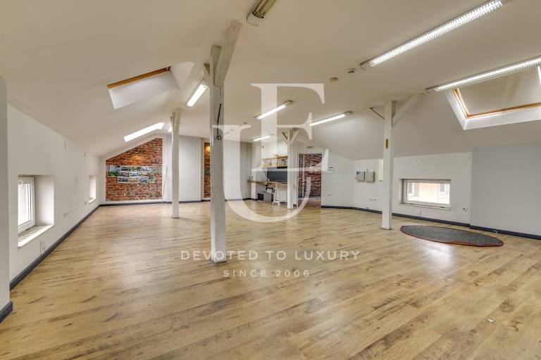 Artistic office for rent in a communicative location