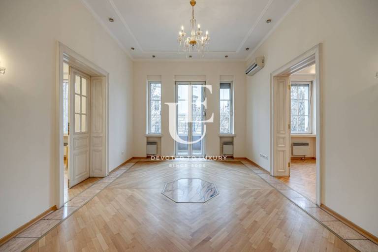 Detached house with parking spaces in the heart of Sofia