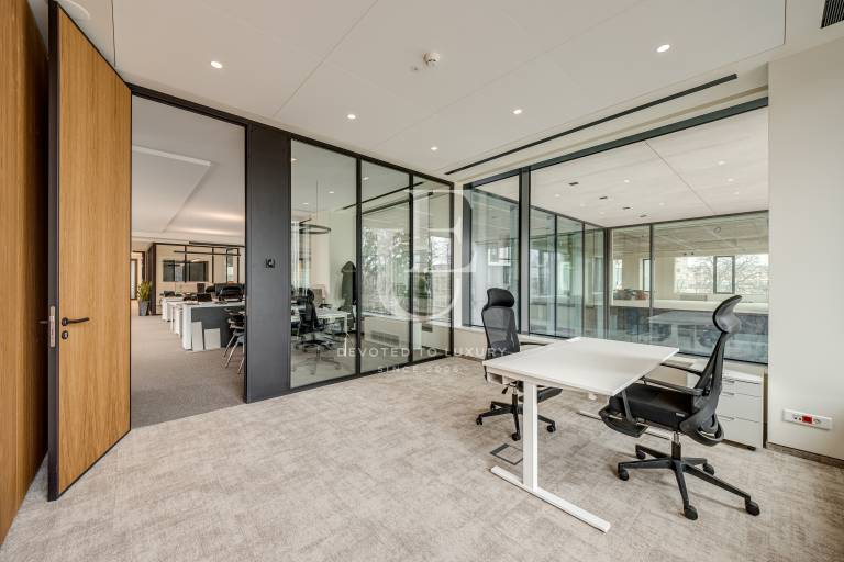 Luxury office for rent in a prestigious office building 