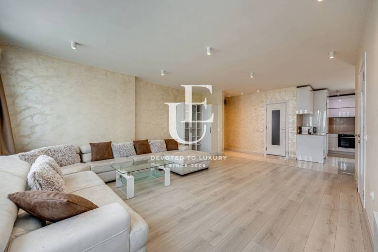 Тристаен обзаведен апартамент в широк център за продажба