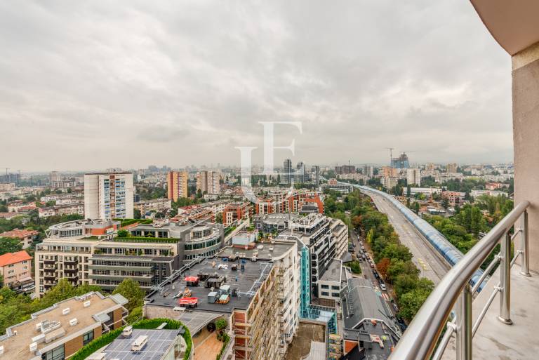 One bedroom apartment with views 