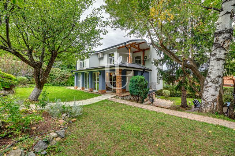Beautiful and cozy house with a large yard in Malinova dolina