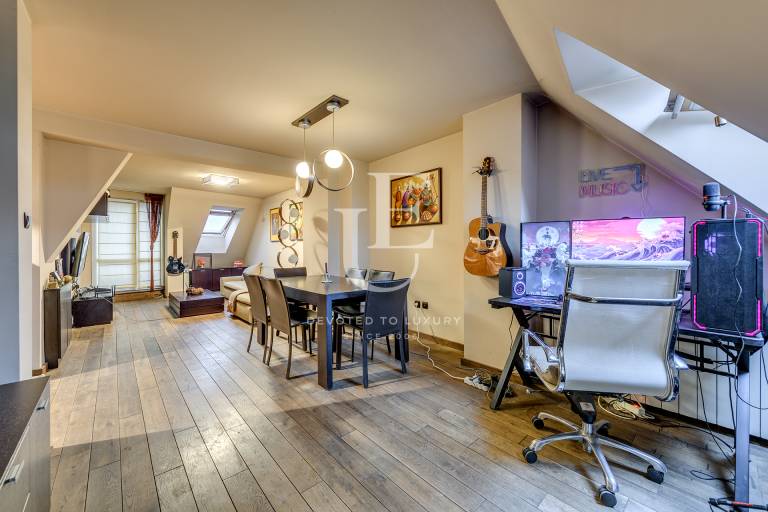 Апартамент на две нива с лаундж тераси, две гледки и гараж