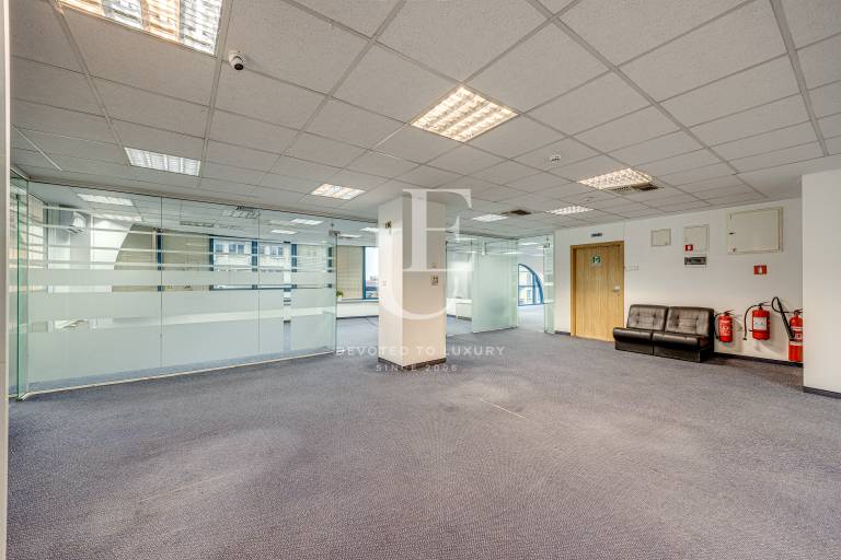 Office floor for rent in a new business building in the center