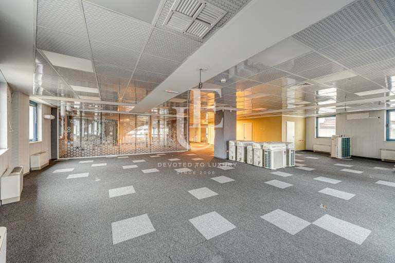 Office floor for rent in a new business building in the center