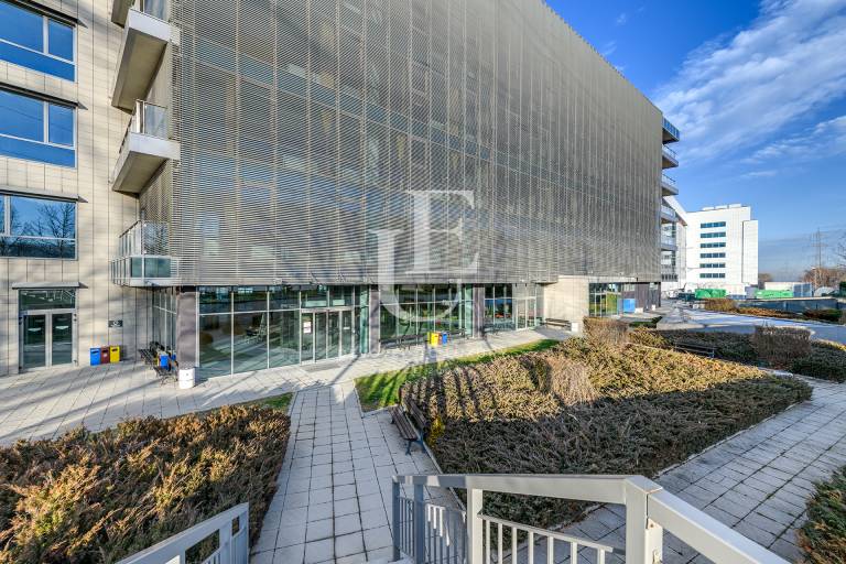 Отлична бизнес сграда под наем