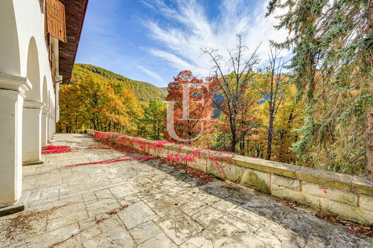 Prestigious Residence A Property with History and Potential